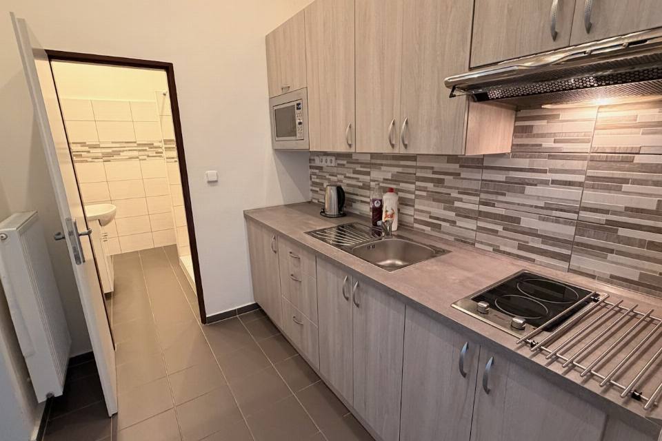 Apartmán č. 2 — kuchyňská linka po rekonstrukci