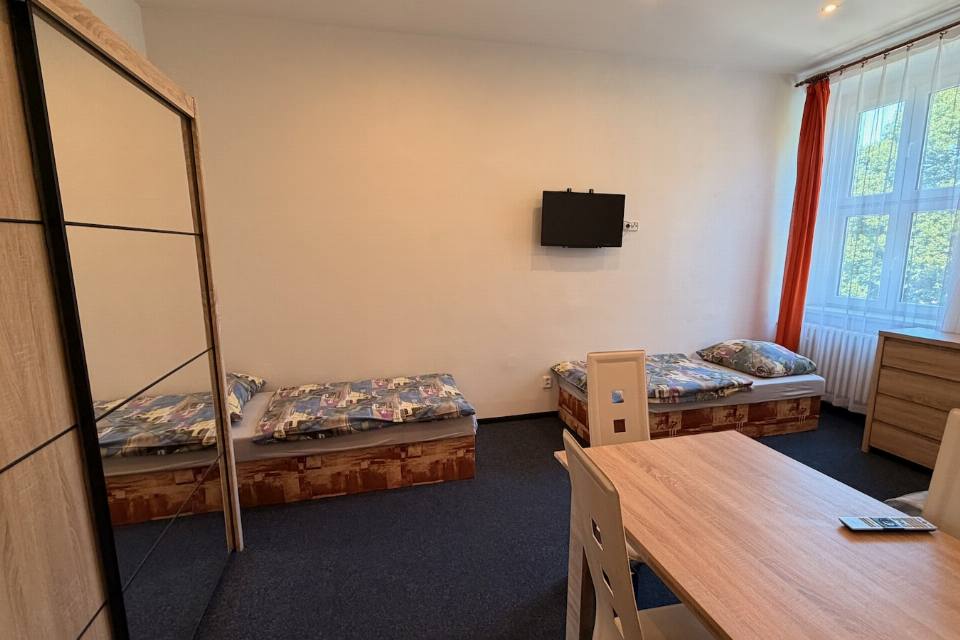 Apartmán č. 2 — lůžková část se zrcadlovou skříní