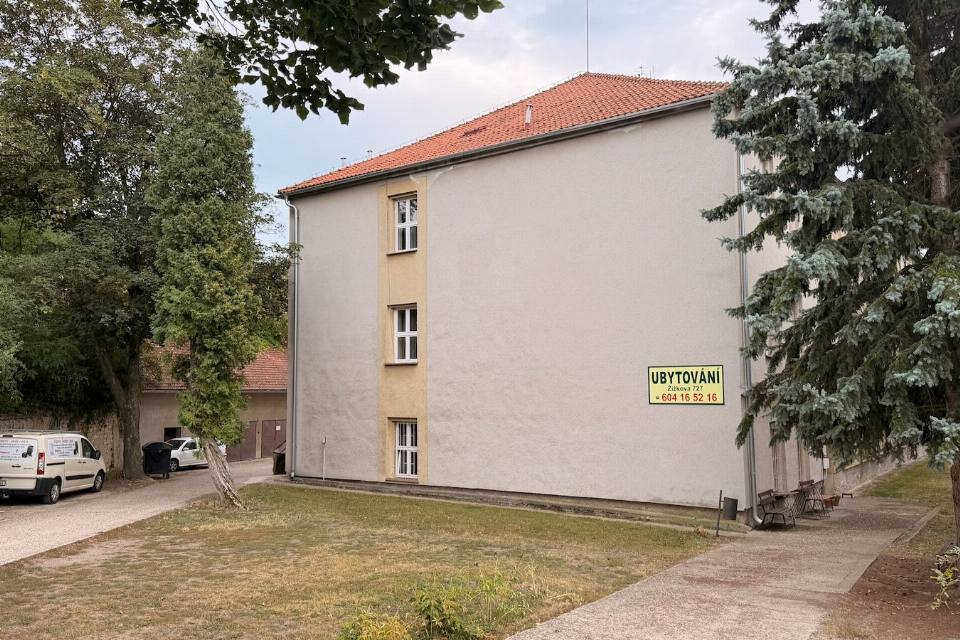 Budova ubytovny od příjezdové cesty